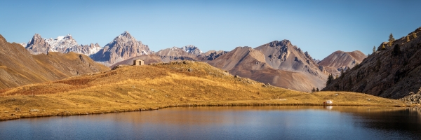 France, Alpes-de-Haute-Provence (04), parc national du Mercantour, Haute-Ubaye, la chapelle et le lac du Lauzanier (2284 m) sur le sentier de grande randonnée GR 5 - GR 56 // France, Alpes-de-Haute-Provence, Mercantour national park, Haute-Ubaye, the chapel and the Lauzanier lake (2284 m) on the GR 5 - GR 56 hiking trail