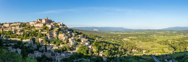France, Vaucluse (84), parc naturel régional du Luberon, Gordes, labellisé Les Plus Beaux Villages de France, le village perché sur un éperon rocheux et la plaine // France, Vaucluse, regional natural reserve of Luberon, Gordes, certified the Most beautiful Villages of France, the village perched on a rocky spur and a plain
