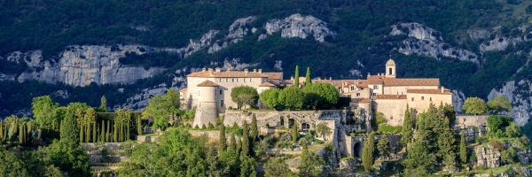 France, Alpes-Maritimes (06), Parc Naturel Régional des Préalpes d'Azur, Gourdon, labellisé Les Plus Beaux Villages de France, le château entouré de jardins dessinés par André Le Nôtre // France, Alpes-Maritimes, Parc Naturel Régional des Préalpes d'Azur, Gourdon, labeled Les Plus Beaux Villages de France, the castle surrounded by gardens designed by André Le Nôtre