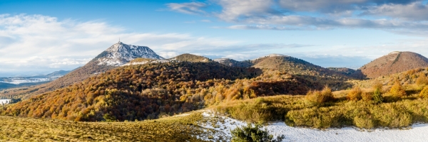 France, Puy-de-Dôme (63), zone classée Patrimoine Mondial de l'UNESCO, Parc Naturel Régional des Volcans d'Auvergne, Chaîne des Puys, Orcines, le Puy de Dôme (1465m) et le cône boisé du Puy Pariou (1209m) au premier plan, vu depuis le Puy des Goules // France, Puy-de-Dôme, UNESCO World Heritage Site, Regional Natural Park of the Auvergne Volcanoes, Chaîne des Puys, Orcines, the Puy de Dôme (1465m) and the wooded cone of Puy Pariou (1209m) in the foreground, seen from Puy des Goules