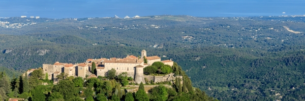 France, Alpes-Maritimes (06), Parc Naturel Régional des Préalpes d'Azur, Gourdon, labellisé Les Plus Beaux Villages de France,  le littoral de la Côte d'Azur en arrière-plan // France, Alpes-Maritimes, Parc Naturel Régional des Préalpes d'Azur, Gourdon, labeled Les Plus Beaux Villages de France, the coastline of the Côte d'Azur in the background