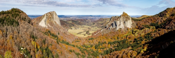 France, Puy-de-Dôme (63), parc naturel régional des volcans d'Auvergne, Mont-Dore, Col de Guéry, les Roches Tuilière (gauche) et Sanadoire (droite), deux protrusions volcaniques // France, Puy-de-Dôme, regional natural park of Auvergne volcanoes, Mont-Dore, Col de Guéry, Roches Tuilière (left) and Sanadoire (right), two volcanic protrusions
