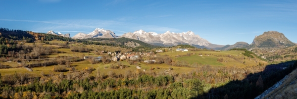 France, Hautes-Alpes (05), massif du Dévoluy, Saint-Etienne-en-Dévoluy, village le Courtil, en arrière-plan de gauche à droite, le sommet du Grand Ferrant (2758m), la Tête de l'Aupet (2627m), la Tête de la Cavale (2697m) et la Grande Tête de l'Obiou (2789m) // France, Hautes-Alpes, Dévoluy massif, Saint-Etienne-en-Devoluy, village Courtil, in the background from left to right, the summit of Grand Ferrant (2758m), the Tête de l'Aupet (2627m), the Tête de la Cavale (2697m) and the Grande Tête de l'Obiou (2789m)