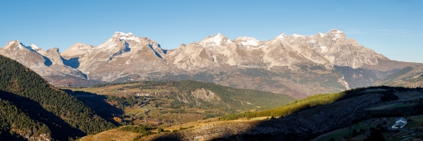 France, Hautes-Alpes (05), massif du Dévoluy, Saint-Etienne-en-Dévoluy, le hameau de Rioupes et de gauche à droite, le sommet du Grand Ferrant (2758m), la Tête de l'Aupet (2627m), la Tête de la Cavale (2697m) et la Grande Tête de l'Obiou (2789m) // France, Hautes-Alpes, Dévoluy massif, Saint-Etienne-en-Dévoluy, hamlet of Rioupes and from left to right, the summit of Grand Ferrant (2758m), the Tête de l'Aupet (2627m), the Tête de la Cavale (2697m) and the Grande Tête de l'Obiou (2789m)