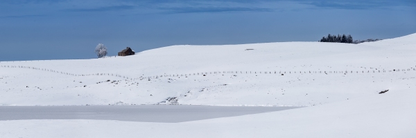 France, Aveyron (12), parc naturel régional de l'Aubrac, Aubrac, vue panoramique du  buron le Pesquier-Haut et du lac des Moines pris par la glace // France, Aveyron, Aubrac regional natural park, Aubrac, panoramic view of the Pesquier-Haut buron and  Moines lake caught by the ice