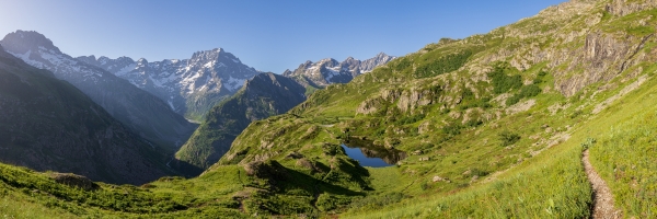 France, Hautes-Alpes (05), parc national des Ecrins, vallée du Valgaudemar, La Chapelle-en-Valgaudemar, le lac du Lauzon  (2008m) et le Sirac (3441m) en arrière-plan // France, Hautes-Alpes, national park of Ecrins, valley of Valgaudemar, La Chapelle-en-Valgaudemar, lake Lauzon (2008m) and Sirac (3441m) in the background