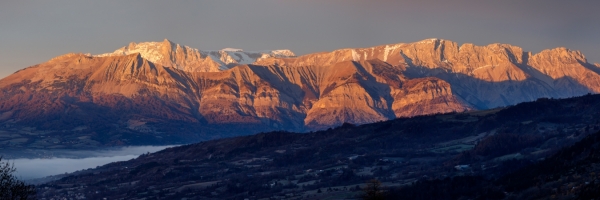 France, Hautes-Alpes (05), Parc national des Ecrins, Orcières, levé de soleil sur le pic de Bure (2709m) et la Montagne de Faraut à droite depuis le Valgaudemar // France, Hautes-Alpes, Ecrins National Park, Orcières, sunrise on the peak of Bure (2709m) and Faraut Mountain on the right seen from the Valgaudemar