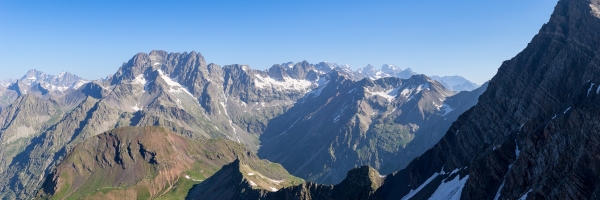 France, Hautes-Alpes (05), Parc national des Ecrins, Orcières Merlette, Reserve Naturelle du Cirque du Grand Lac des Estaris, vue depuis le col de Prelles (2807m) sur le Sirac (3441m) au centre, le Dôme des Ecrins (4102m) et le Mont Pelvoux (3946m) à droite // France, Hautes-Alpes, Ecrins National Park, Orcieres Merlette, Natural Reserve of the Circus of Grand Lac des Estaris, view from the Prelles Pass (2807m) on the Sirac (3441m) in the center, the Dome of the Ecrins (4102m) and Mount Pelvoux (3946m) on the right