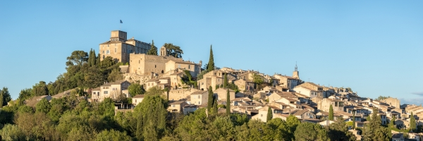 France, Vaucluse (84), parc naturel régional du Luberon, Ansouis, labellisé Les Plus Beaux Villages de France, dominé par le château du XVIIe siècle et l'église St Martin  // France, Vaucluse, regional natural reserve of Luberon, Ansouis, certified the Most beautiful Villages of France dominated by the 17th century castle and the St Martin church