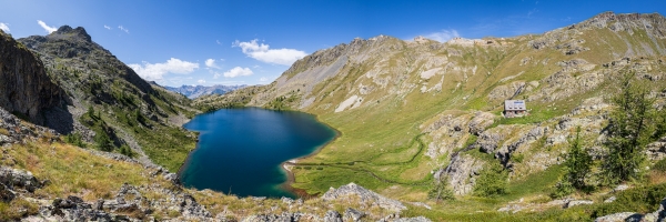 France, Alpes-Maritimes (06), Parc National du Mercantour, les lacs de Vens, le grand lac supérieur (2325m) et le refuge CAF (2380 m) // France, Alpes-Maritimes, Mercantour National Park, the lakes of Vens, the great Lake Superior (2325m) and the refuge CAF (2380m)